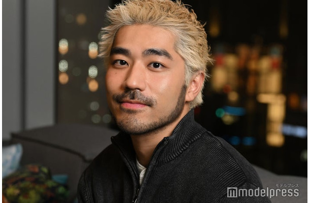 モデルプレスのインタビューに応じたジョウブ（C）モデルプレス