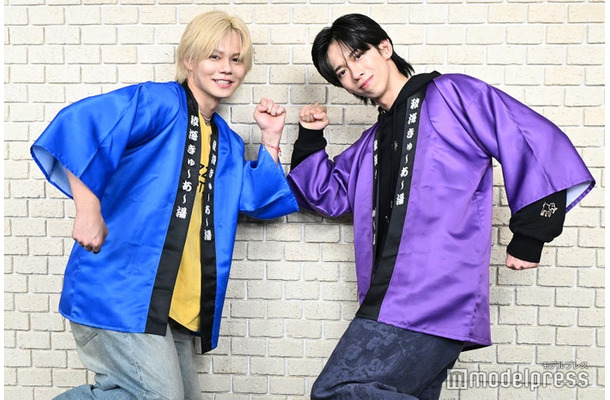 囲み取材に応じた小笠原海、船津稜雅（C）モデルプレス