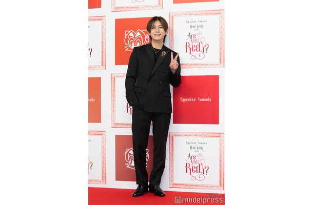 2ndアルバムとかけて「2」のポーズをお願いされるも「ピースに見えない…？」と不安をこぼしていた山田涼介（C）モデルプレス