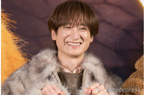 ビーバーのように拳を丸めた宮田俊哉(C)モデルプレス