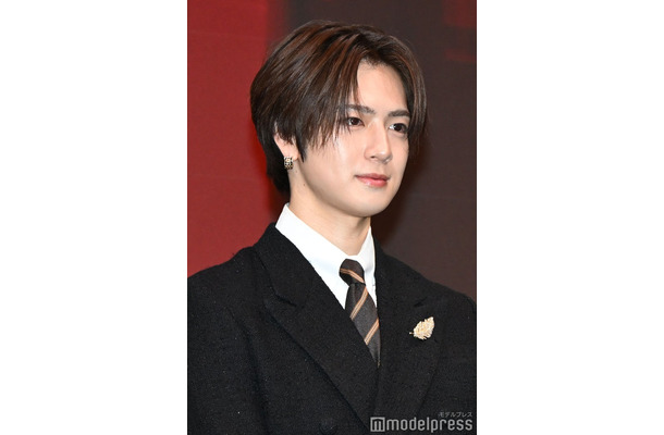 授賞式に参加した佐野雄大（C）モデルプレス