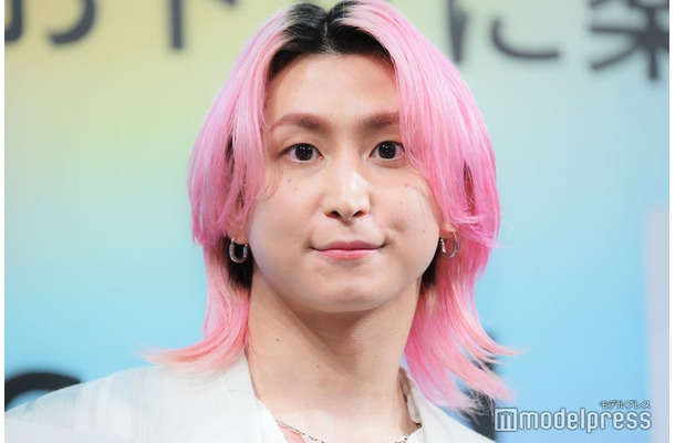 “推し”トークに夢中になる佐久間大介(C)モデルプレス