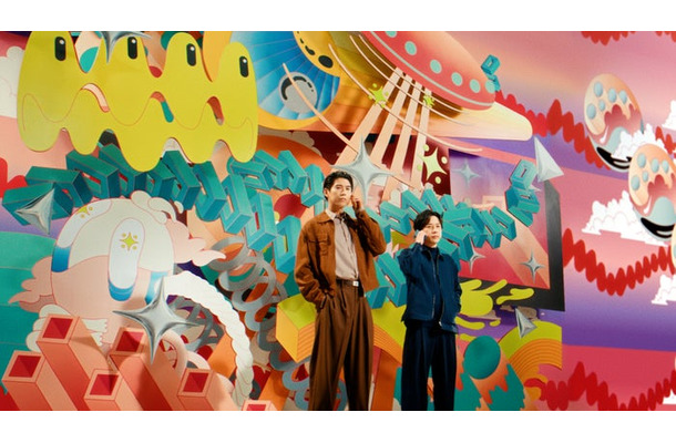 賀来賢人、二宮和也／ahamo新テレビCM「シンプる？ニノ×カク」篇（提供写真）