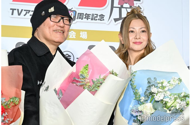 「放送30周年記念 TVアニメ『名探偵コナン展』」開催記念セレモニーに出席した青山剛昌氏、倉木麻衣(C)モデルプレス