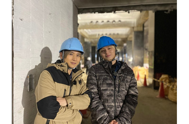 堂本光一、伊野尾慧／1階ロビーを背景に（C）NHKBS