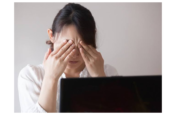 「まだ老眼じゃないはず」でも、夕方になると目がかすむ30〜40代女性に起きていることとは