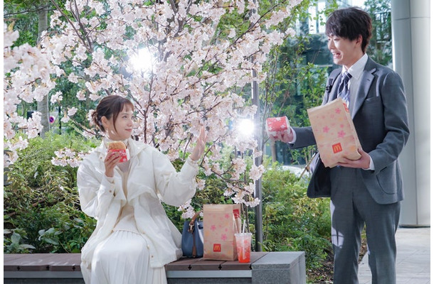 宮崎あおい、青木柚／マクドナルド新TVCM「瀬戸内レモンタルタルベーコンてりたま」メイキング（提供写真）