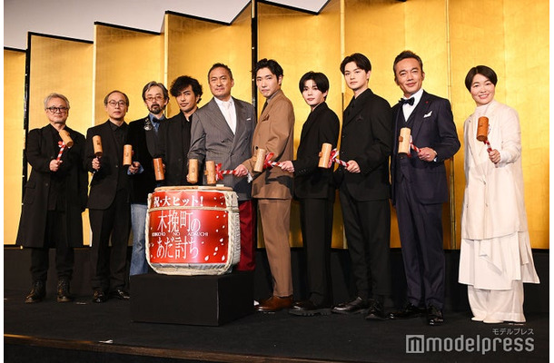 （左から）源孝志監督、正名僕蔵、滝藤賢一、北村一輝、渡辺謙、柄本佑、長尾謙杜、瀬戸康史、高橋和也、イモトアヤコ（C）モデルプレス