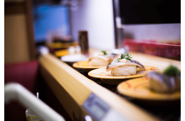 回転寿司で…祖母がメロンソーダをこぼし大慌て→3歳娘の“まさかの一言”に「心優しい子」