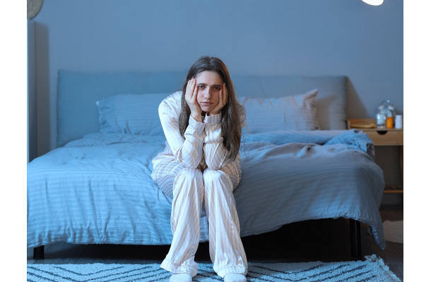 「明日も早いのに…」不安や緊張で眠れない!そんな夜には“セルフタッチ”が効果的?──メンタルヘルスの専門家がおすすめする触り方3つ