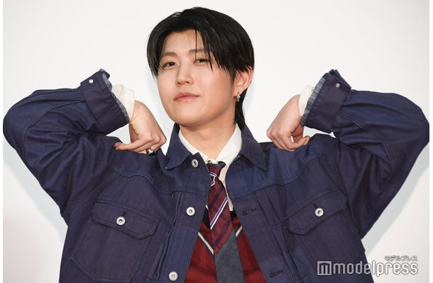 サンシャイン池崎の真似をする若井滉斗（C）モデルプレス