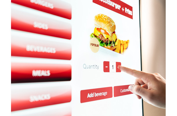 タッチパネルが難関すぎる!「63歳新人」がファストフード店で直面した、リアルで切実な“壁”とは?
