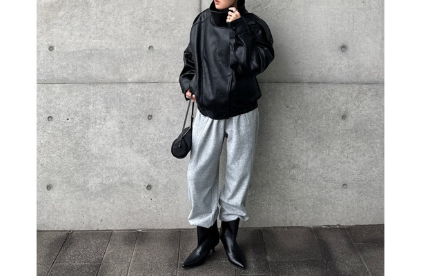 ZARAのレザージャケットでハンサムに。モノトーンで魅せる最旬スポーティスタイル【40代の毎日コーデ】