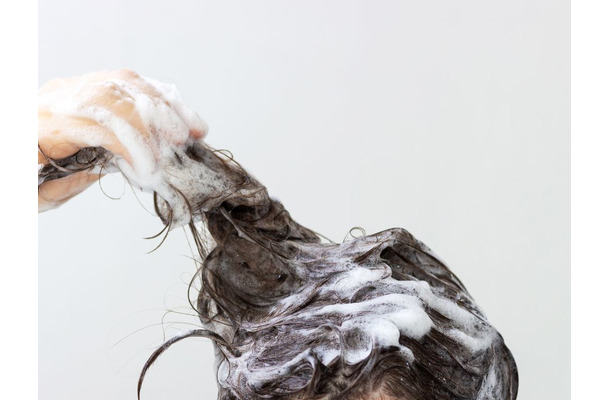 お風呂キャンセルしたい夜に。清潔感だけは死守する「大人の頑張らないヘアケア」