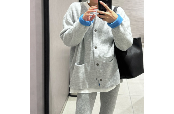 配色カーデがあれば……!ゆるっとシルエットでこなれ感を演出する、ライトグレーのカーディガンセットアップ【40代の毎日コーデ】