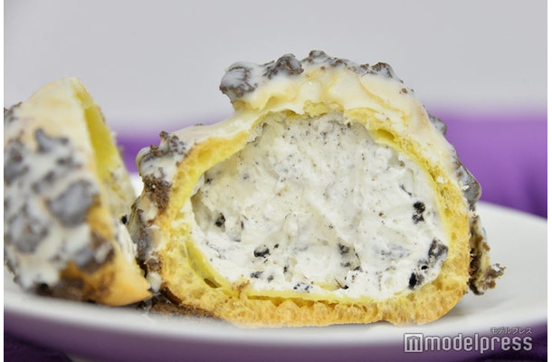 白いブラックサンダー クッキー＆クリームシュー（C）モデルプレス