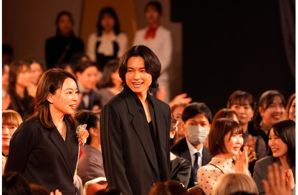 塚原あゆ子氏、松村北斗（C）日本アカデミー協会