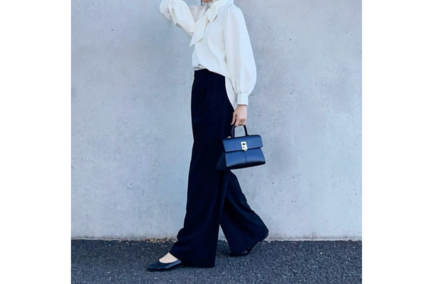 オフィスでもハレノヒでも気品が出る。【ボウタイブラウス】が主役のモノトーンパンツコーデ【40代の毎日コーデ】