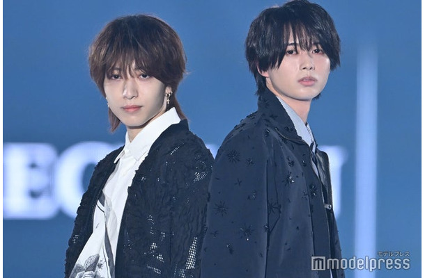 背中合わせの中村嶺亜、井上瑞稀（C）モデルプレス