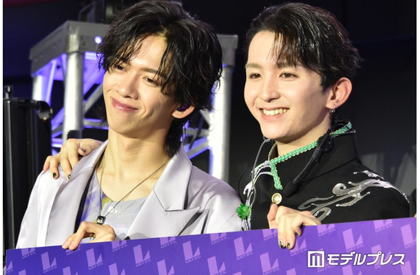 肩を組む“リョガミロ”リョウガ、高岡ミロ（C）モデルプレス