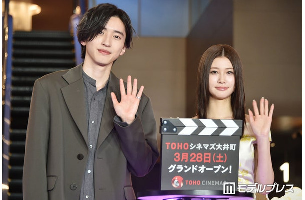 映画のお供はアイスコーヒー（ブラック）の道枝駿佑とザ・ポップコーン＆チュロスの生見愛瑠（C）モデルプレス