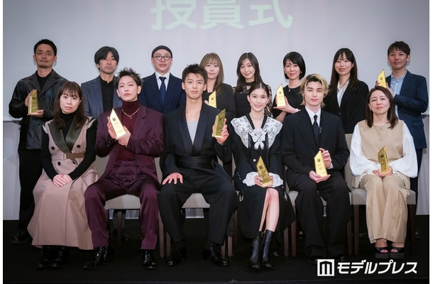 「モデルプレスベストドラマアワード」授賞式に登壇した(前列左から)岡野真紀子氏、佐藤健、竹内涼真、芳根京子、本田響矢、塚原あゆ子監督(後列左から)荒井俊雄氏、櫻井紘史氏、アベゴウ氏、宋ハナ氏、小林杏奈氏、寺田御子氏、井上穂乃香氏、倉地雄大氏(C)モデルプレス
