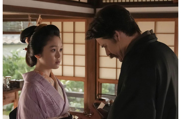 高石あかり、トミー・バストウ「ばけばけ」第121話(C)NHK