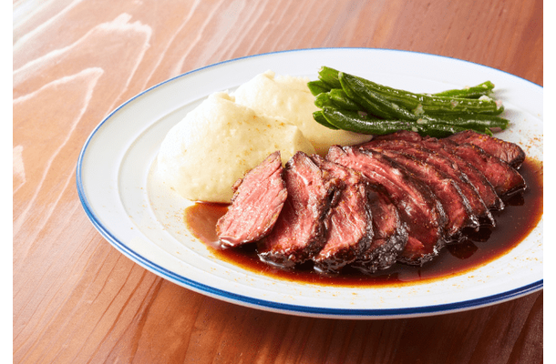 北欧で…ステーキを注文したら衝撃の光景!?肉の下から“予想外の食材”が出現⇒その後の”追い打ち”に「思わず笑った」「もう見たくない」