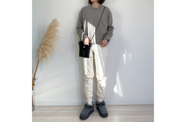 今季大ヒットした【ユニクロ】スウェットパンツ。軽やかな白は、春にも活躍しますよ【40代の毎日コーデ】