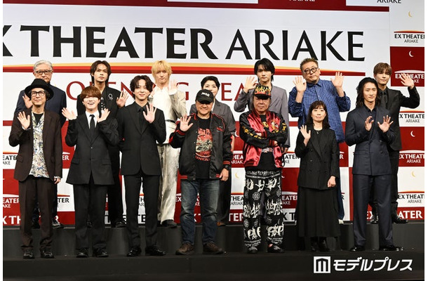 （前列左から）河原雅彦、大橋和也、寺西拓人、いのうえひでのり、古田新太、小山ゆうな、岩本照（後列左から）堤幸彦、上田竜也、川島如恵留、小林香、三浦宏規、福田雄一、岩田剛典（C）モデルプレス