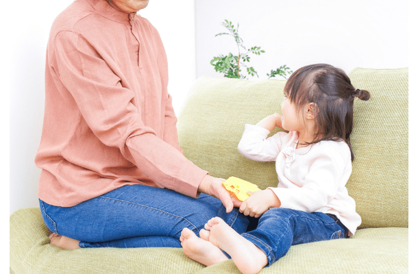 クッキーを落として泣きそうな4歳孫　それを見た70代祖母が台所から戻ると⇒まさかの行動に孫が大喜び