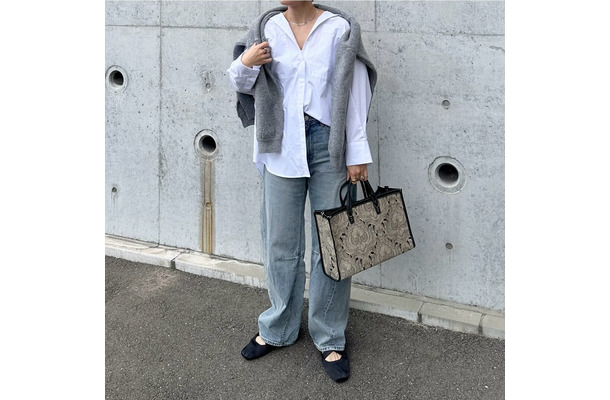 白シャツ×デニムを今年らしく。シルエットで差をつける大人の洗練デイリーカジュアル【40代の毎日コーデ】
