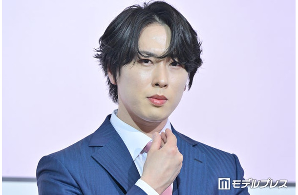 “アンドロイド”になりきる宮舘涼太(C)モデルプレス