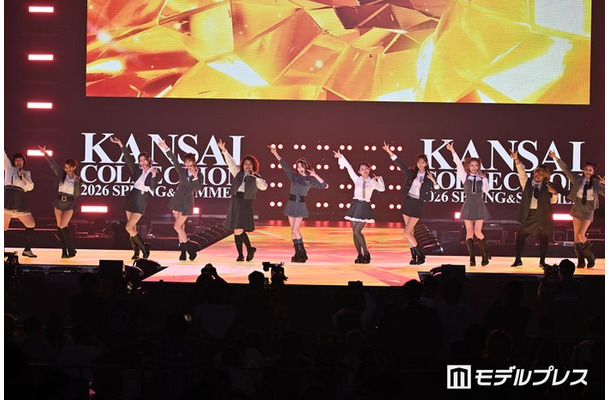 CHANCE GALsとパフォーマンスする川村エミコ、やしろ優、平野ノラ、松浦景子(C)モデルプレス