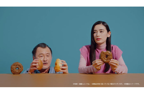 吉田鋼太郎、八木莉可子/新TVCM「超も~っちりパン」篇(提供写真)