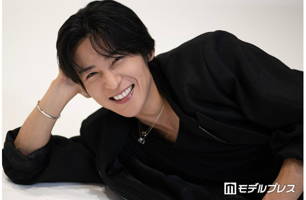 坂本太郎と同じように寝そべってくれた目黒蓮(C)モデルプレス