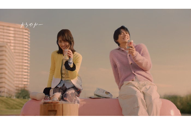 山下美月、佐野勇斗／華よい「本音のふたり」篇（提供写真）