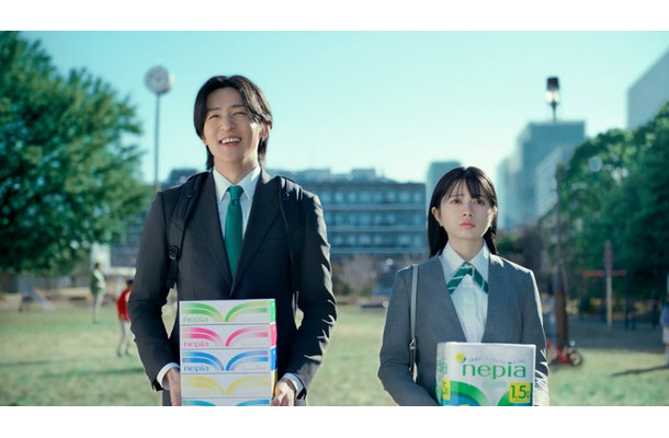 目黒蓮、桜田ひより「ネピア営業目黒くん 森を育てる篇」（提供写真）