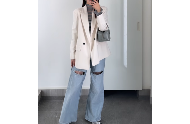 ZARAのオーバーサイズ白ジャケットが主役。×ワイドデニムで作るこなれ感ある春の着こなし【40代の毎日コーデ】