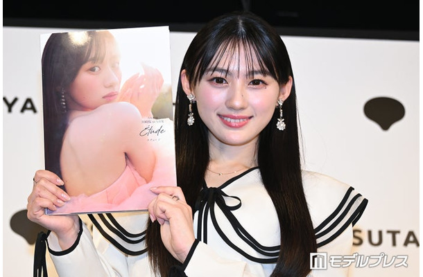 1st写真集「エチュード」発売記念記者会見に出席した川崎桜(C)モデルプレス