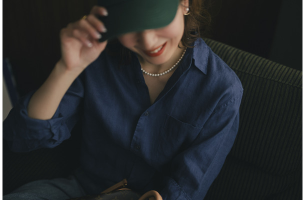 「これが磁気ネックレス!?」重度の肩コリに悩まされ続けてきた47歳ライターが、“とんでもないパール”を「いつものユニクロ」に合わせてみたら？