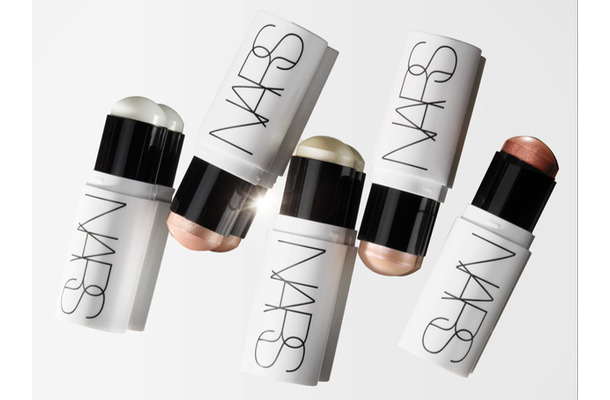 NARS、人気の「ライトリフレクティング ルミナイジングパウダー」に待望のスティックタイプが登場