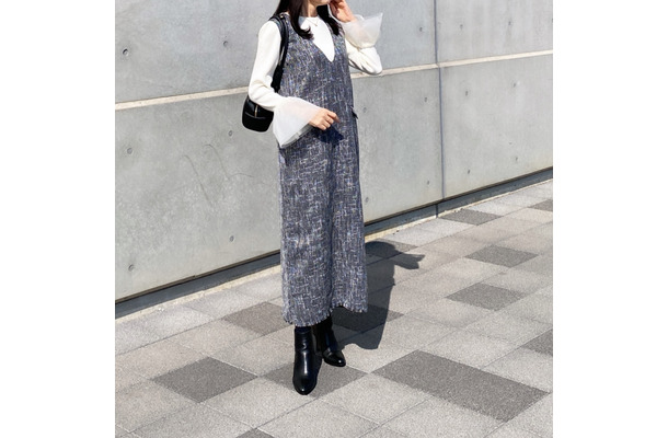 一枚でこなれる。ツイード素材のジャンパースカートを主役にした春のきれいめモノトーン【40代の毎日コーデ】