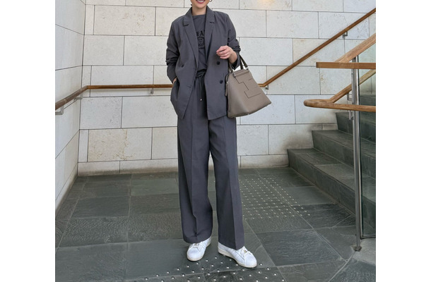 忙しい朝に頼れるセットアップ。ほどよいカジュアル感の秘訣はインに着たロゴＴ【40代の毎日コーデ】