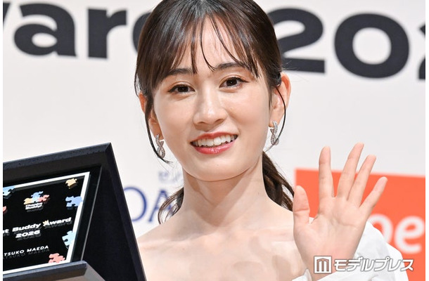 「ベストバディアワード」を受賞し喜びの笑みを浮かべる前田敦子（C）モデルプレス