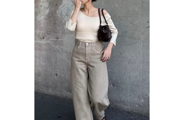 春に挑戦したいニュアンスカラーコーデ。主役トップスを際立たせるならデニムはベージュ系をセレクトして【40代の毎日コーデ】