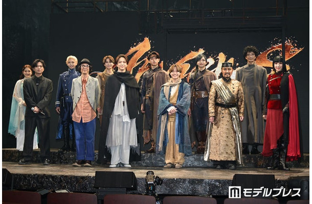 （前列左から）加藤シゲアキ、河原雅彦、寺西拓人、大橋和也、市川右團次、真風涼帆（後列左から）山崎玲奈、松尾龍、嶋崎斗亜、猪狩蒼弥、川崎皇輝、渡部豪太（C）モデルプレス