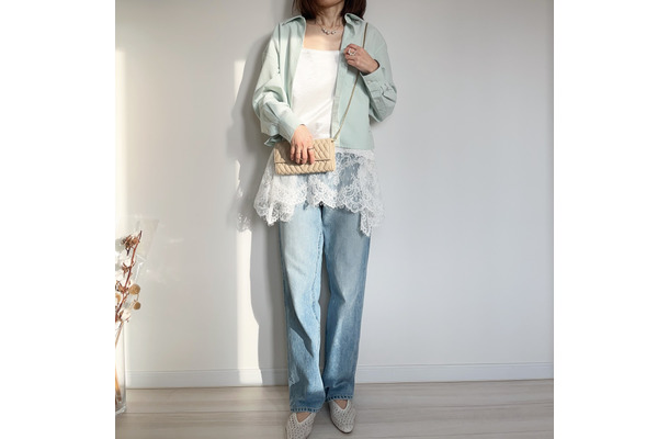 今季注目のミントを【ユニクロ】定番シャツで。ボタンを閉めても羽織ってもサマになる一枚とは【40代の毎日コーデ】