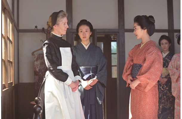エマ・ハワード、玄理、見上愛「風、薫る」第26話（C）NHK