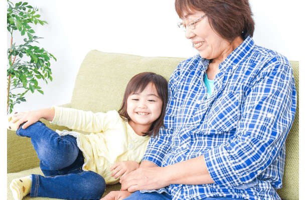 転んでしょんぼりする5歳の孫。70代の祖母が台所から持ってきた“もの”に「温かい気持ち」